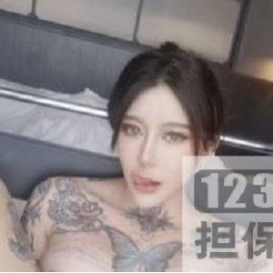 火爆一时的网红夫妇：CarrieButterfly和sexychloe56的爱情与旅行故事