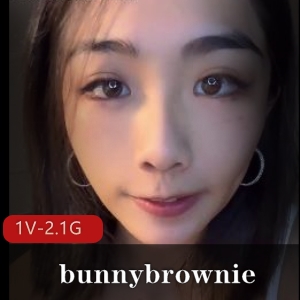 台湾S妹bunnybrownie火爆作品合集，只在onlyfans，男主女主迎接用嘴吞金大神表情，订阅自拍视频等你观看